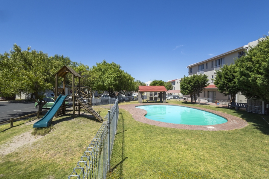 1 Bedroom Property for Sale in Oakglen Western Cape